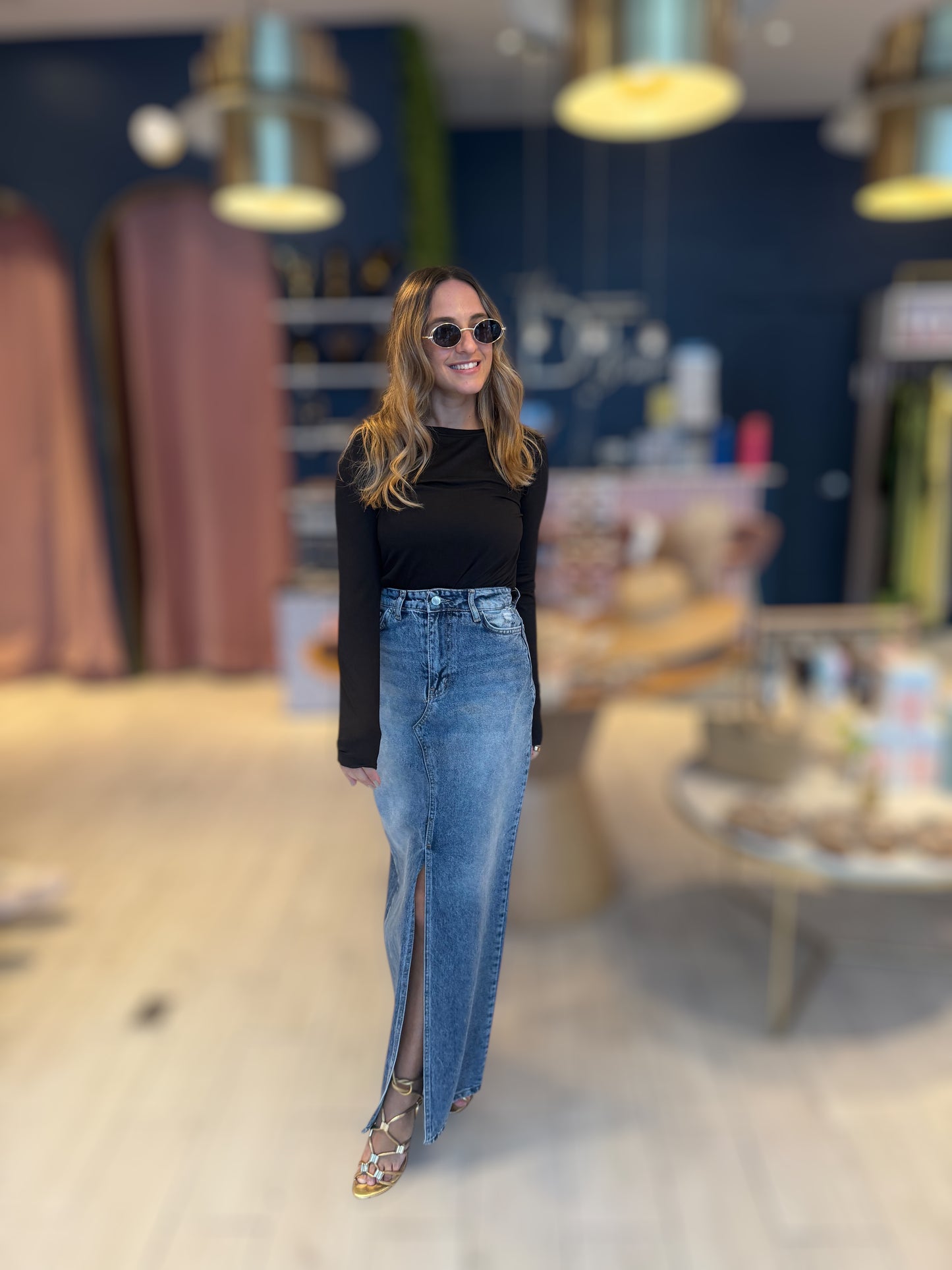 Black basic top Tzniut