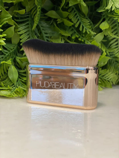 Huda beauty body highlight brush